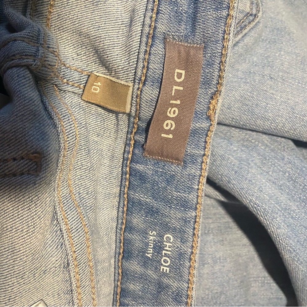 Size 10 girls 
Light washed 
Skinny jeans
